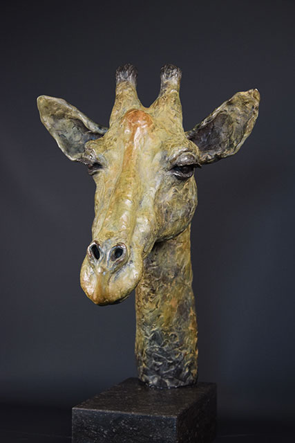 Giraffe-in-brons-links